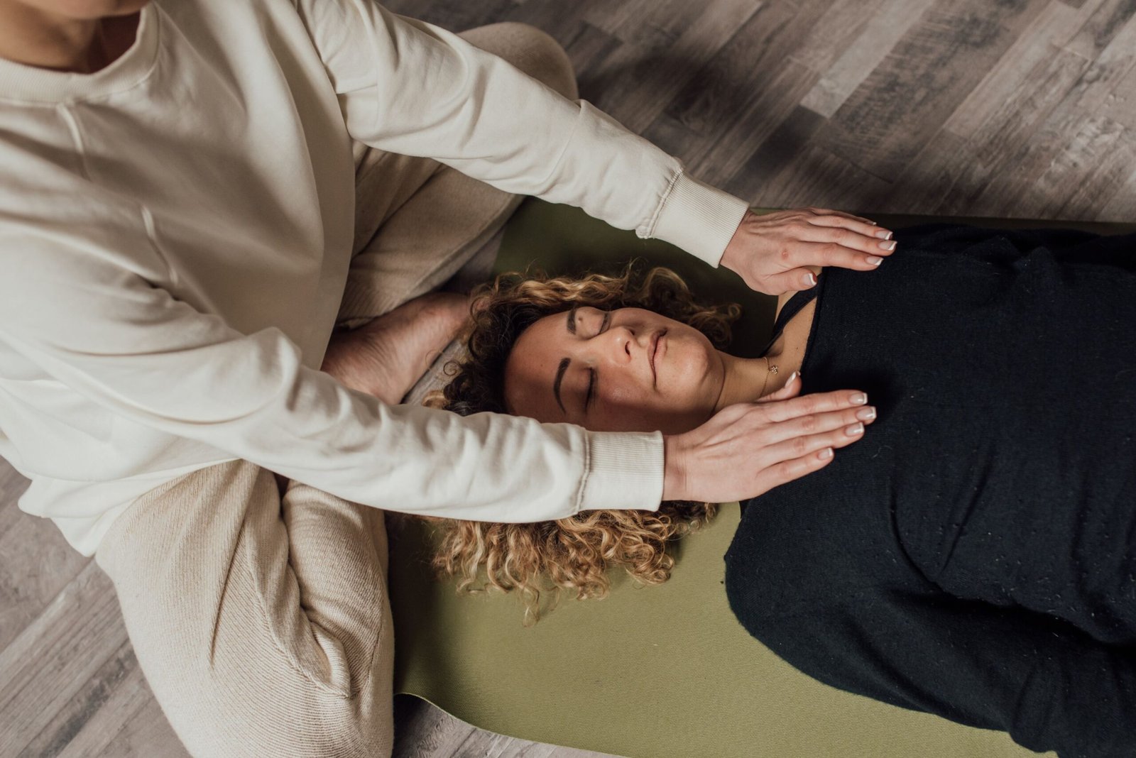 Una persona aplicando Reiki sobre otra