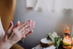 Manos preparandose para dar Reiki